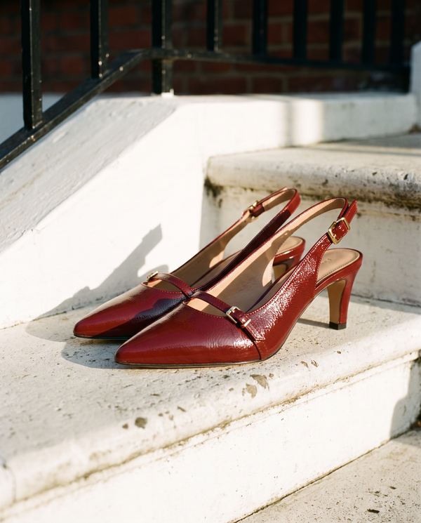 Slingback FIDJI bordeaux posée sur le perron d'une maison londonienne