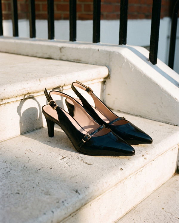 Slingback FIDJI noire posée sur le perron d'une maison londonienne