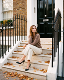 Escarpins FRIVOLE noirs portés, femme assise sur le perron d'une maison londonienne en automne