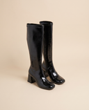 Paire de bottes GABRYELLA noires debout sur fond beige