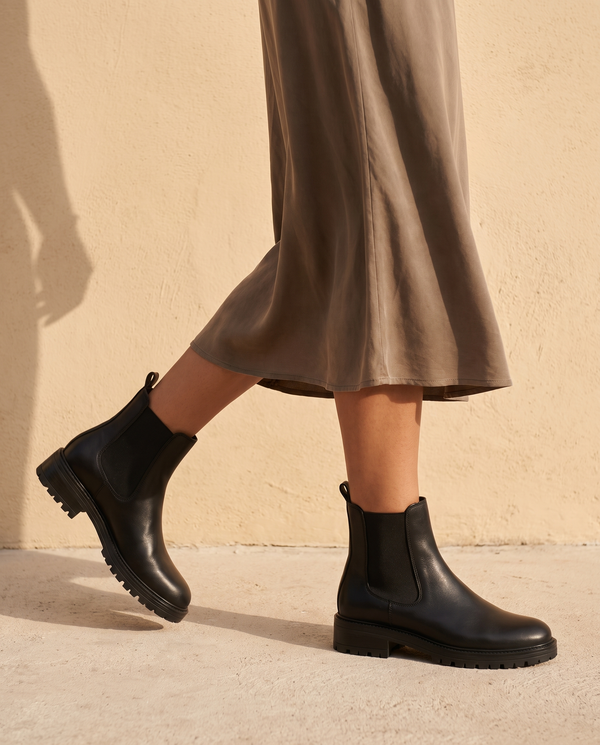 Boots GNOCCHI noires portées, cadrage jambes