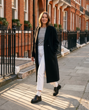 Derby GOMINETTE noir porté, femme marchant dans une rue de Londres