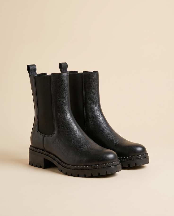 Boots GRAAL noires debout sur fond beige