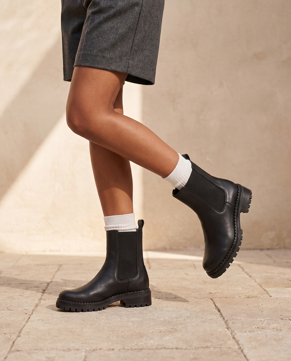 Boots GRAAL noires portées, cadrage jambes