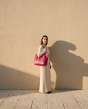 Sac HÉLOÏSE fuchsia Maison André porté à l'épaule