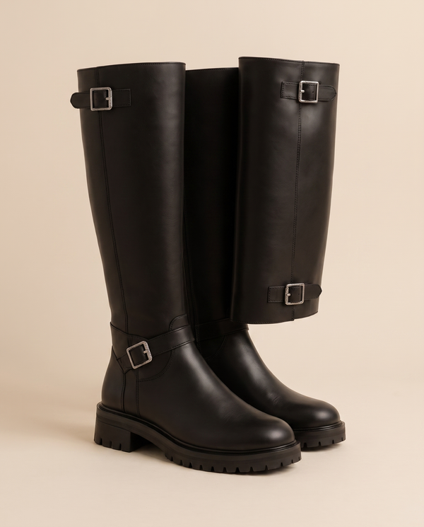 Paire de bottes HERENA noires debout sur fond beige