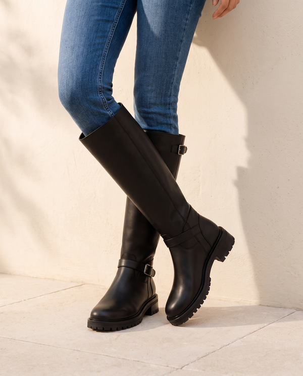 Botte HERENA noire portée, cadrage jambes