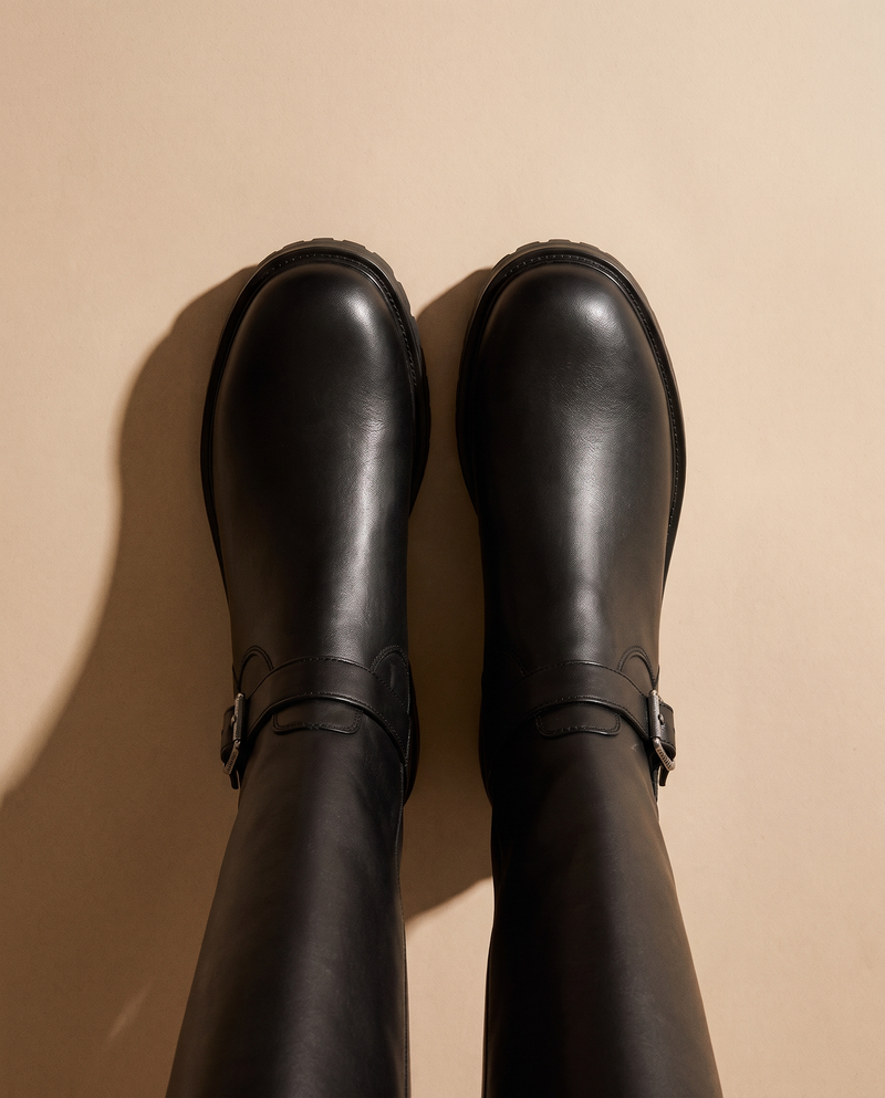 Paire de bottes HERENA noires vue du dessus sur fond beige — André