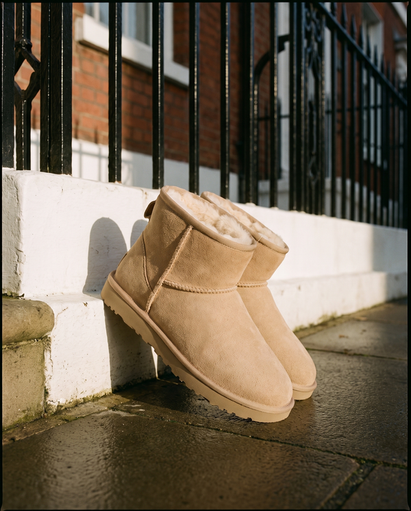 Boots fourrées ICECREAM beige posées sur le perron d'une maison londonienne