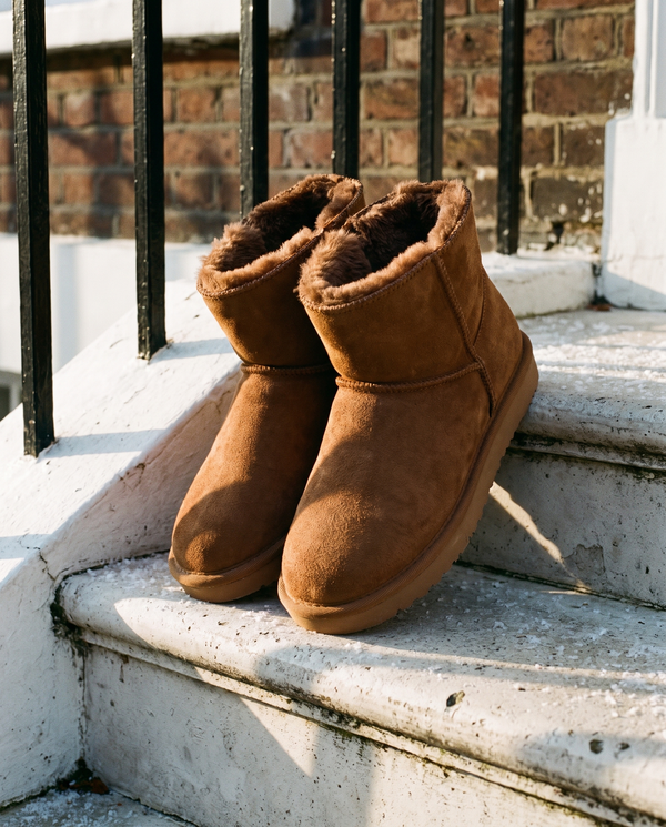 Boots fourrées ICECREAM camel posées sur le perron d'une maison londonienne