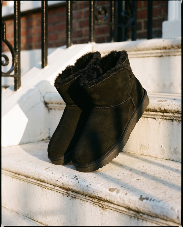 Boots fourrées ICECREAM noires posées sur le perron d'une maison londonienne