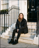 Boots fourrées ICECREAM noires portées, femme assise sur le perron d'une maison londonienne