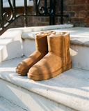 Boots fourrées ICEFALL camel posées sur le perron d'une maison londonienne