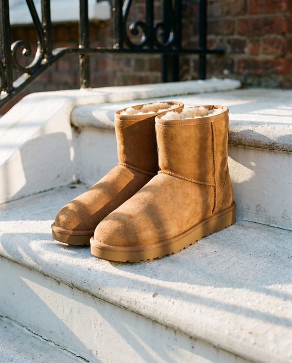 Boots fourrées ICEFALL camel posées sur le perron d'une maison londonienne