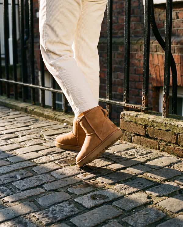 Boots fourrées ICEFALL camel portées, gros plan dans une rue londonienne