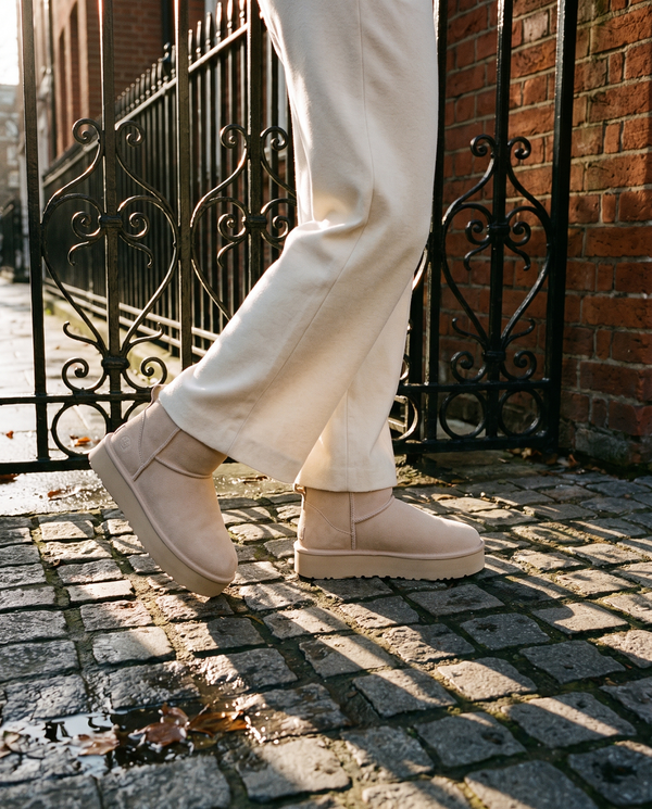 Boots fourrées ICY beige portées, gros plan dans une rue londonienne