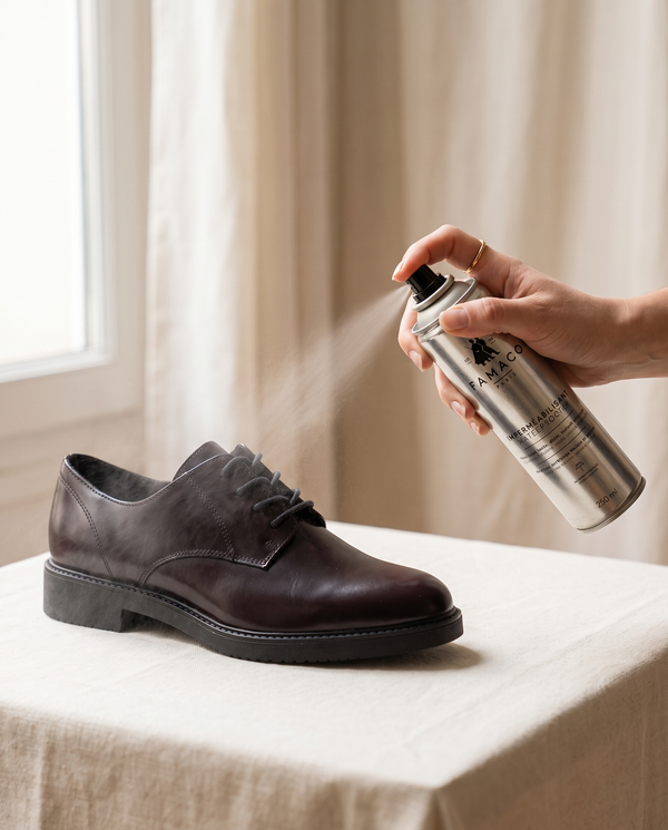 Imperméabilisant Famaco 250 ml en utilisation sur une chaussure André