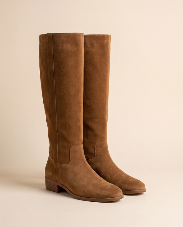 Paire de bottes INGRID camel debout sur fond beige