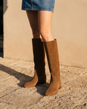 Gros plan sur les jambes portant la botte INGRID camel — André