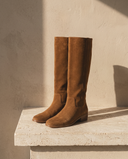 Paire de bottes INGRID camel posée sur une marche en pierre — André