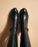 Paire de bottes IRIZIA noires vue du dessus sur fond beige — André