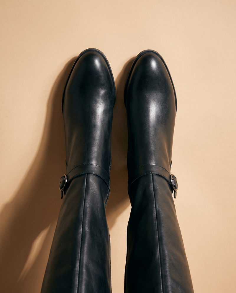 Paire de bottes IRIZIA noires vue du dessus sur fond beige — André