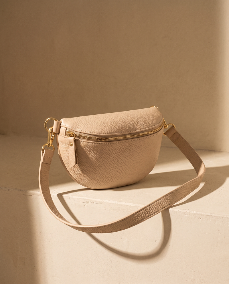 Sac banane ISLA nude Maison André posé sur une marche en pierre