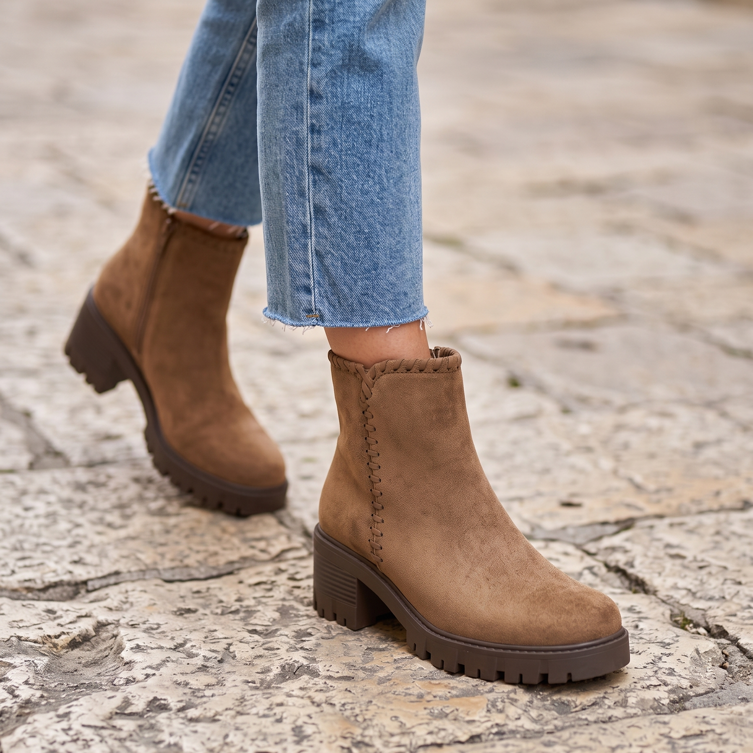 Bottine ISOLINE camel portée, gros plan jambes sur pavé