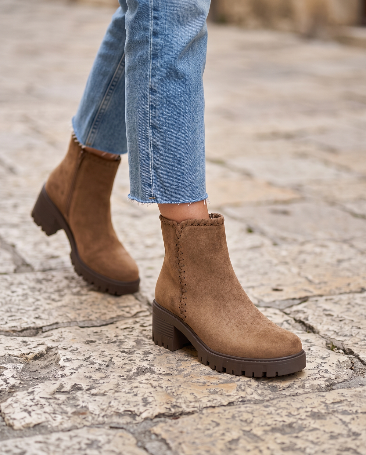 Bottine ISOLINE camel portée, gros plan jambes sur pavé