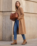 Bottine ISOLINE camel portée avec sac, silhouette en pied