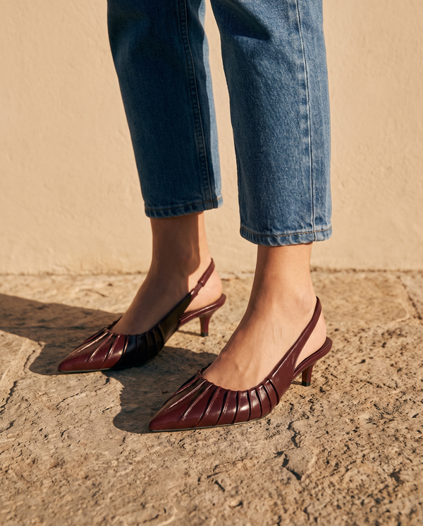 Gros plan sur les chevilles portant les slingbacks JADE bordeaux — A by André
