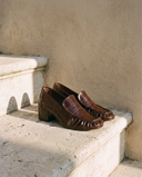 Paire de mocassins MARINE marron posée sur une marche en pierre — A by André