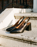 Slingback JULIE noire posée sur le perron d'une maison londonienne