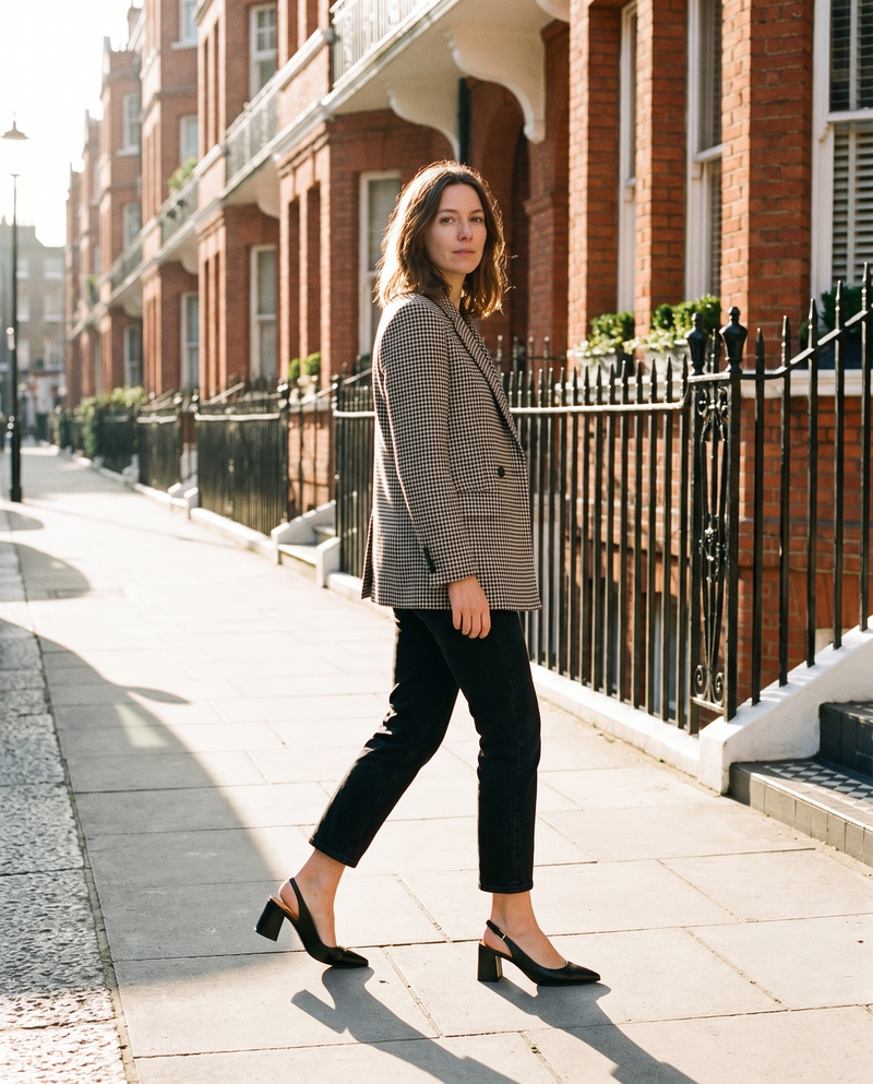Slingback JULIE noire portée, femme marchant dans une rue de Londres