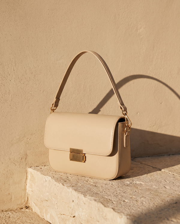 Sac JUNO nude Maison André sur une marche en pierre