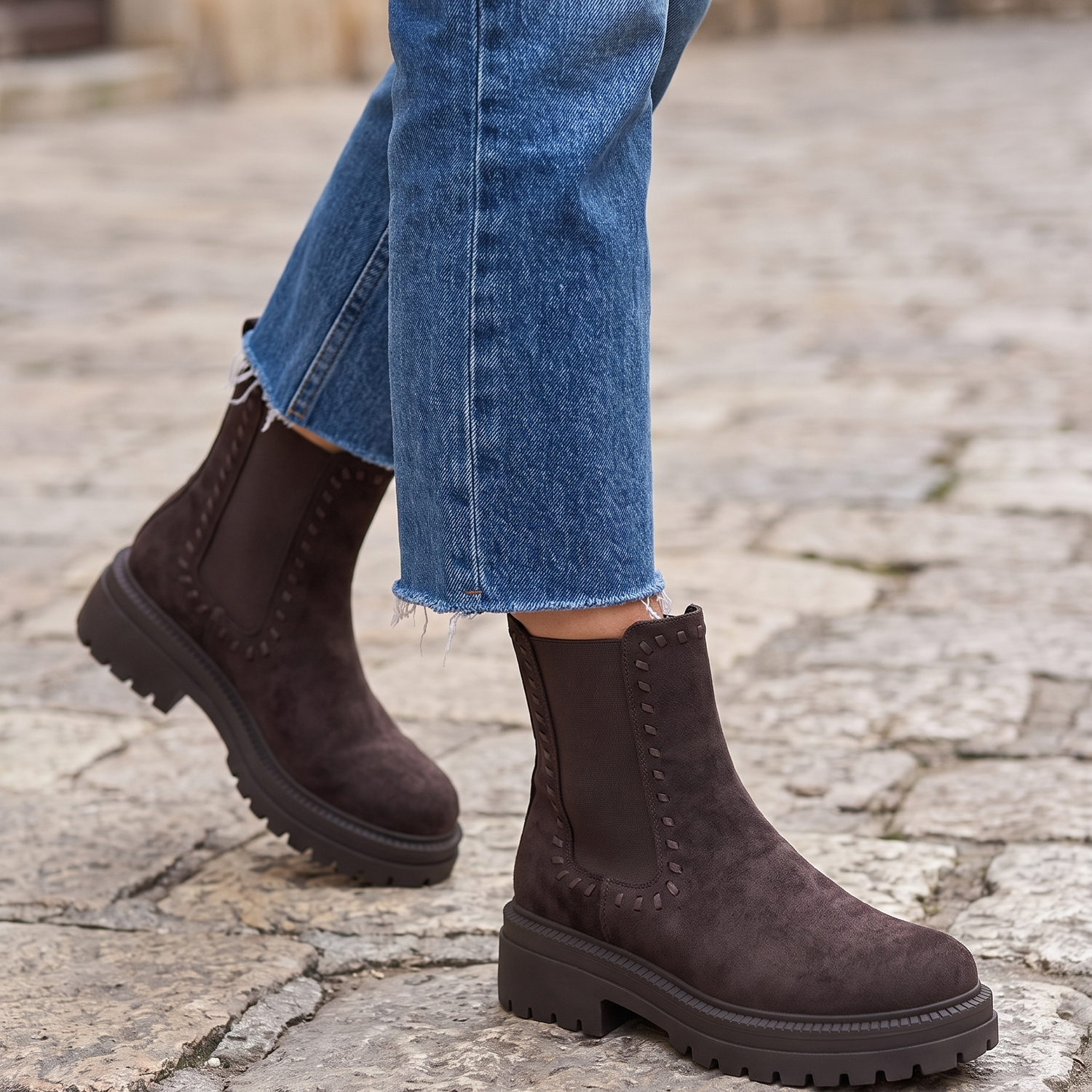 Bottine KAYLA marron portée, gros plan jambes sur pavé