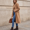 Bottine KAYLA marron portée avec sac, silhouette en pied