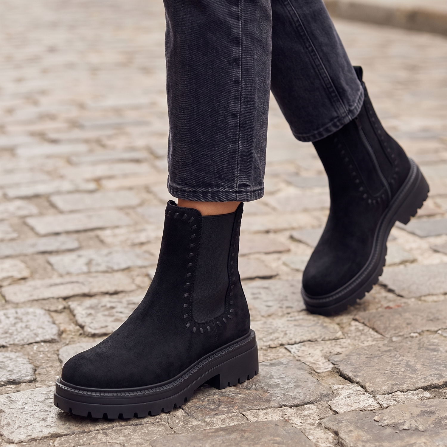 Bottine KAYLA noir portée, gros plan jambes sur pavé
