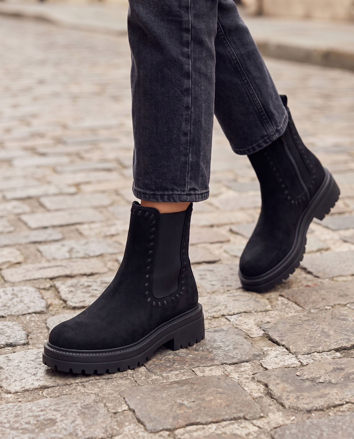 Bottine KAYLA noir portée, gros plan jambes sur pavé
