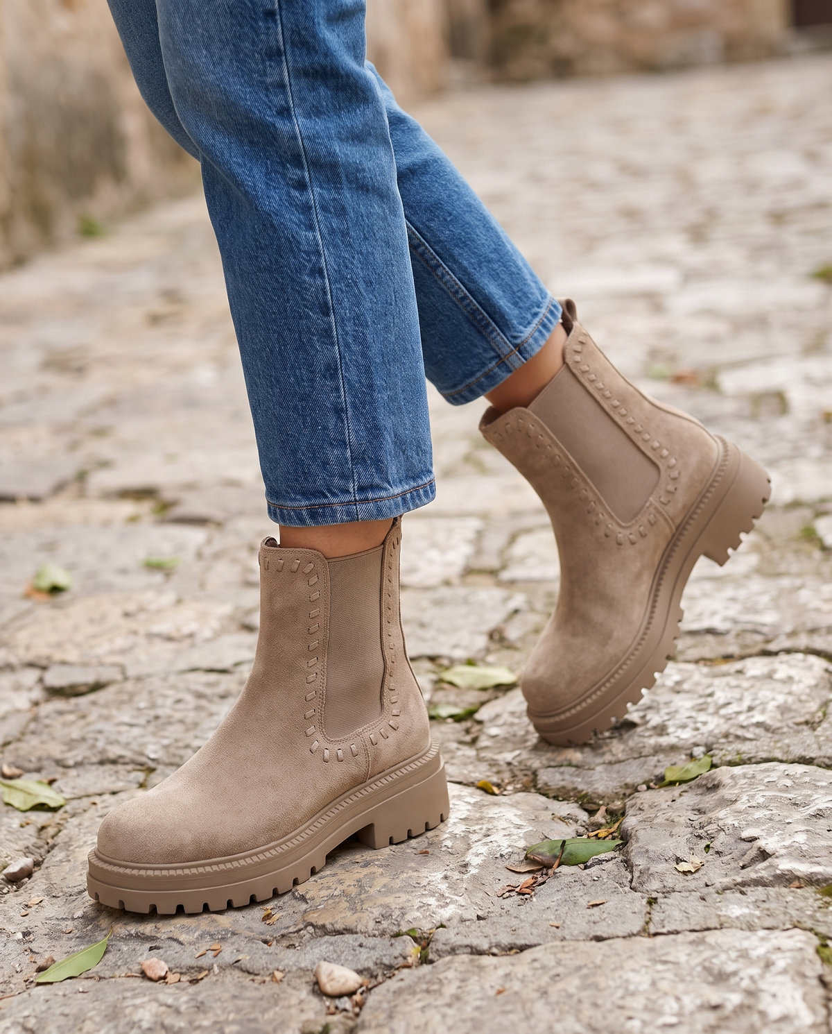 Bottine KAYLA taupe portée, gros plan jambes sur pavé