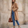 Bottine KAYLA taupe portée avec sac, silhouette en pied