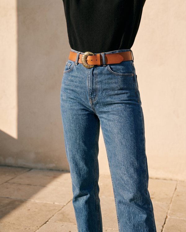 Ceinture LAURA camel à boucle western portée sur un jean taille haute — A by André
