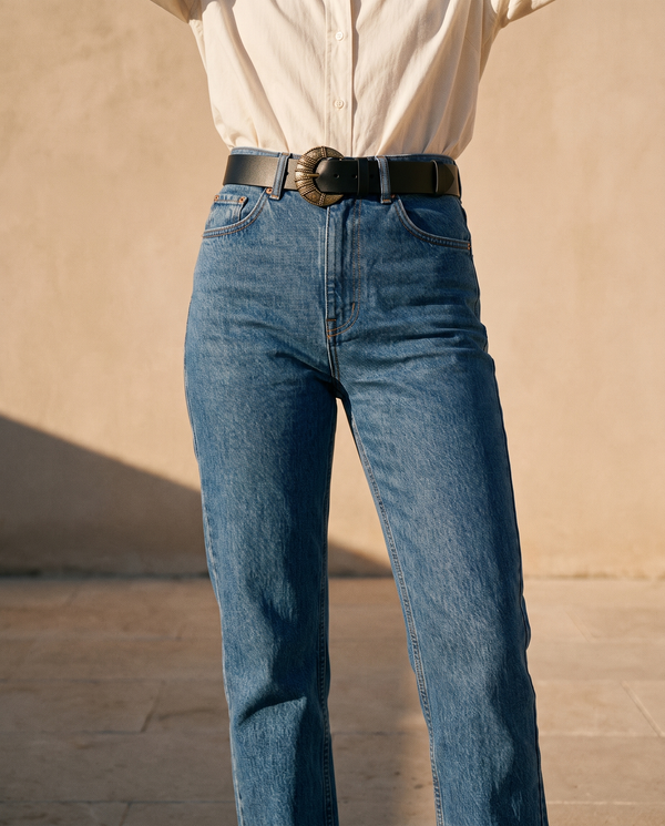 Ceinture LAURA noire à boucle western portée sur un jean taille haute — A by André