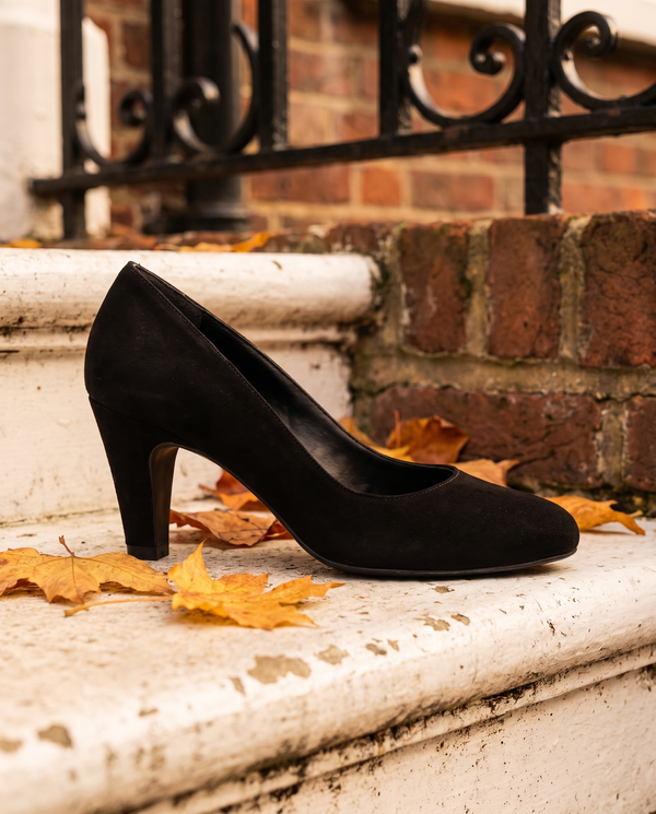 Escarpins LEONTINE noirs posés sur le perron d'une maison londonienne, feuilles d'automne
