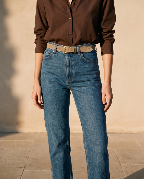 Ceinture LILOU beige à boucle western portée sur un jean taille haute — A by André