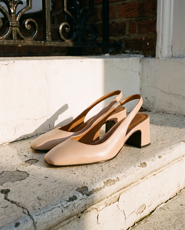 Slingback LIVIA beige posée sur le perron d'une maison londonienne