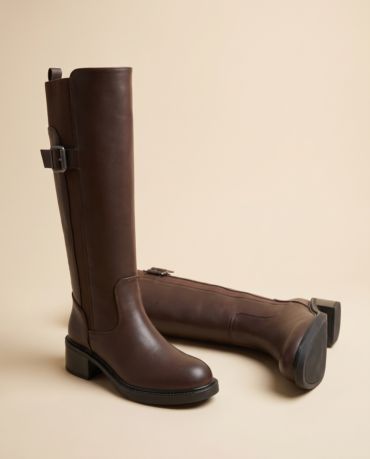 Botte LOANA marron en nature morte sur fond crème
