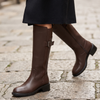 Botte LOANA marron portée, gros plan jambes sur pavé