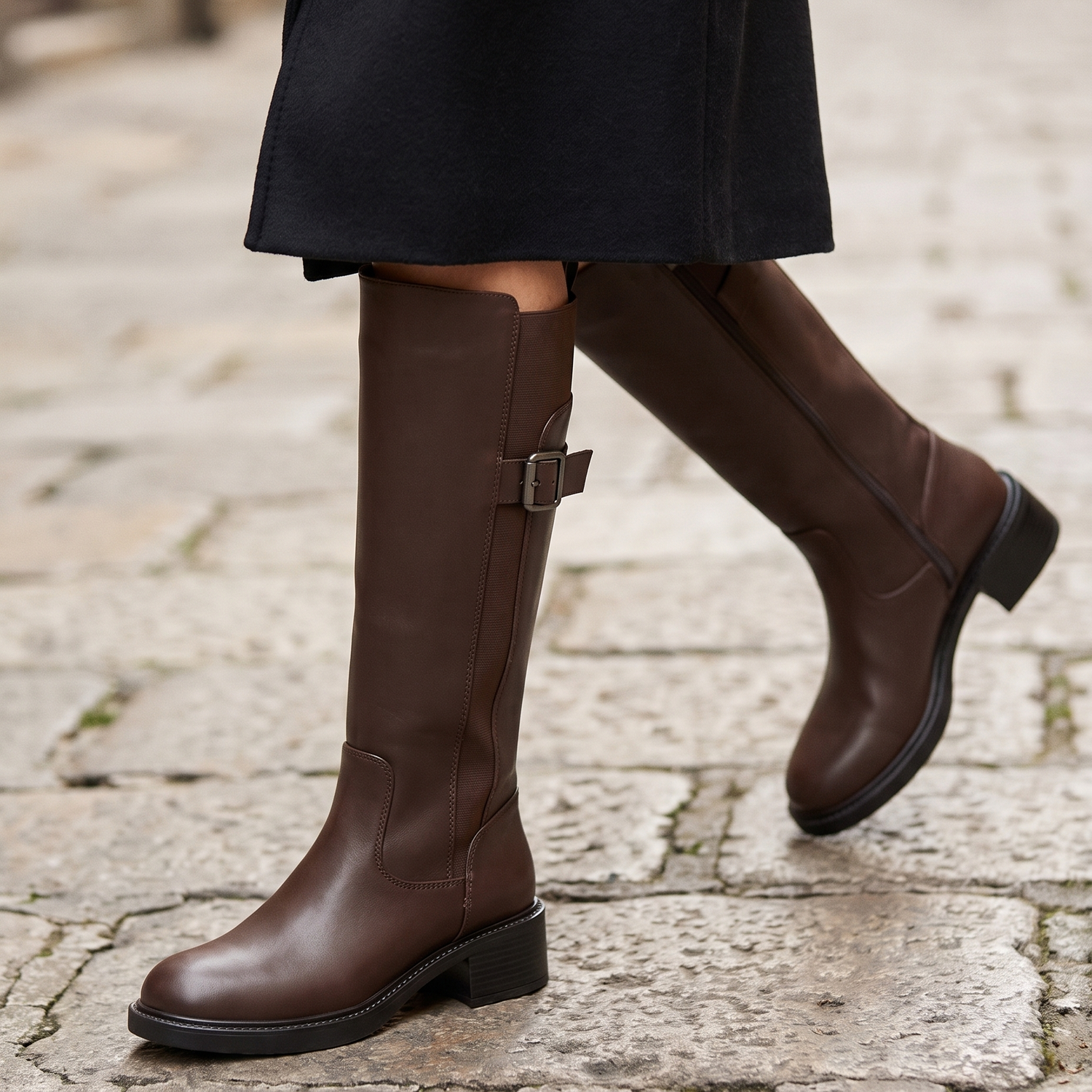 Botte LOANA marron portée, gros plan jambes sur pavé