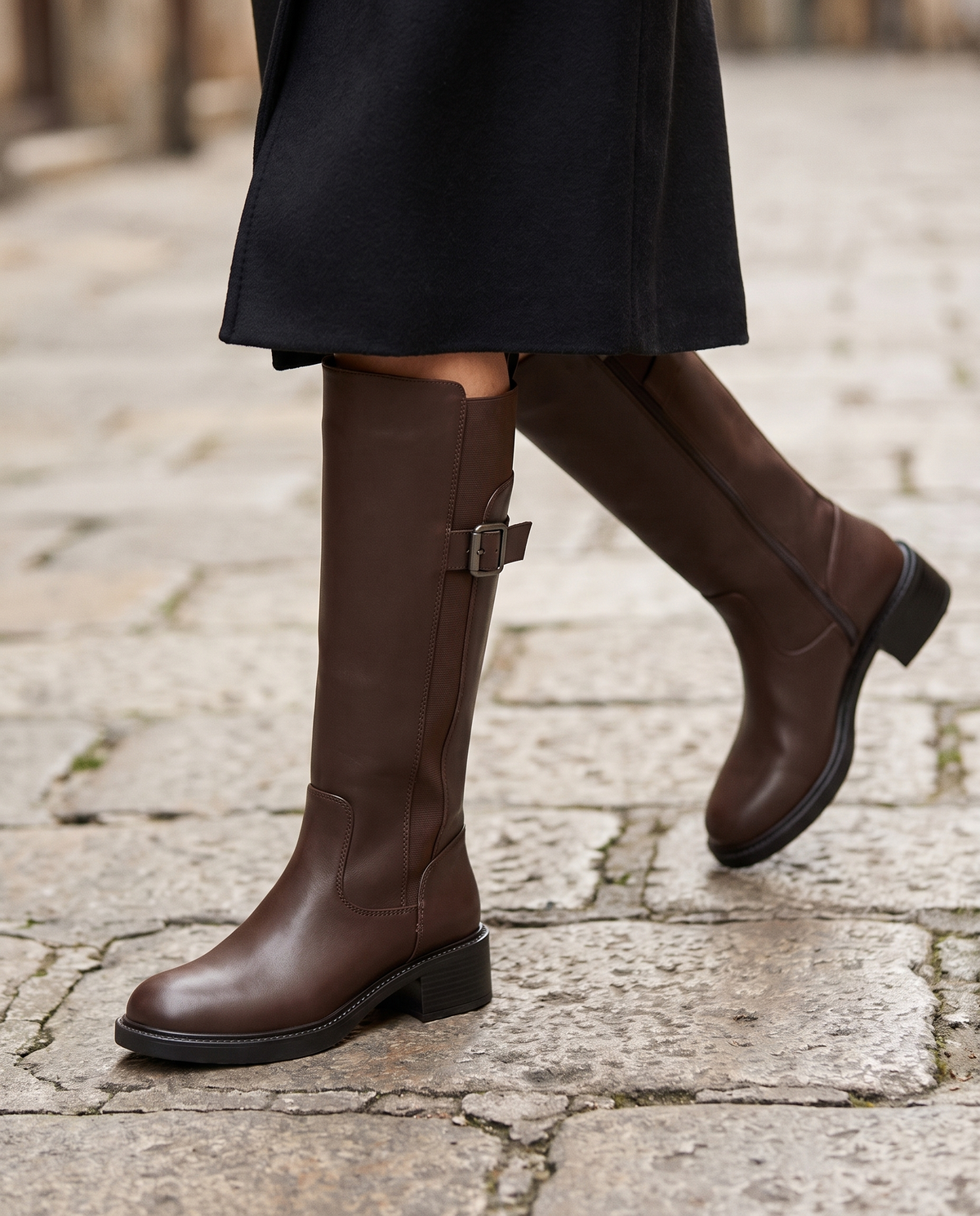 Botte LOANA marron portée, gros plan jambes sur pavé